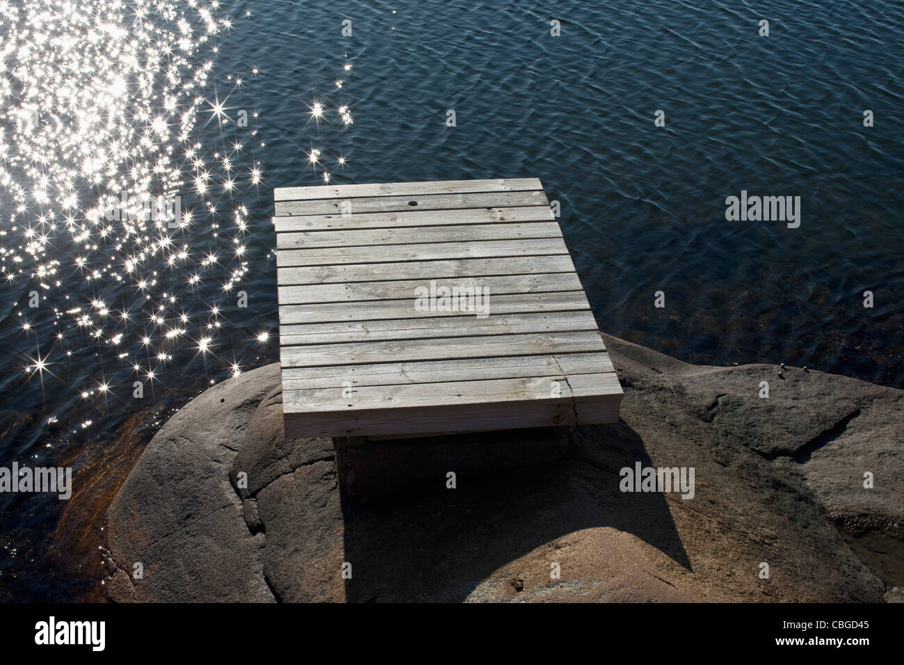 Dock auf Felsen Wasser Stockfoto