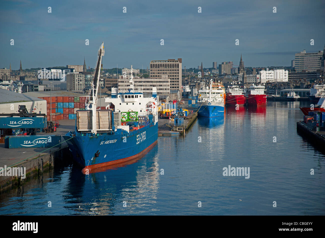 Nordsee-Öl im Zusammenhang mit Schiffen in den Docks in Aberdeen Harbour, Grampian Region, Schottland. VEREINIGTES KÖNIGREICH.  SCO 7789 Stockfoto