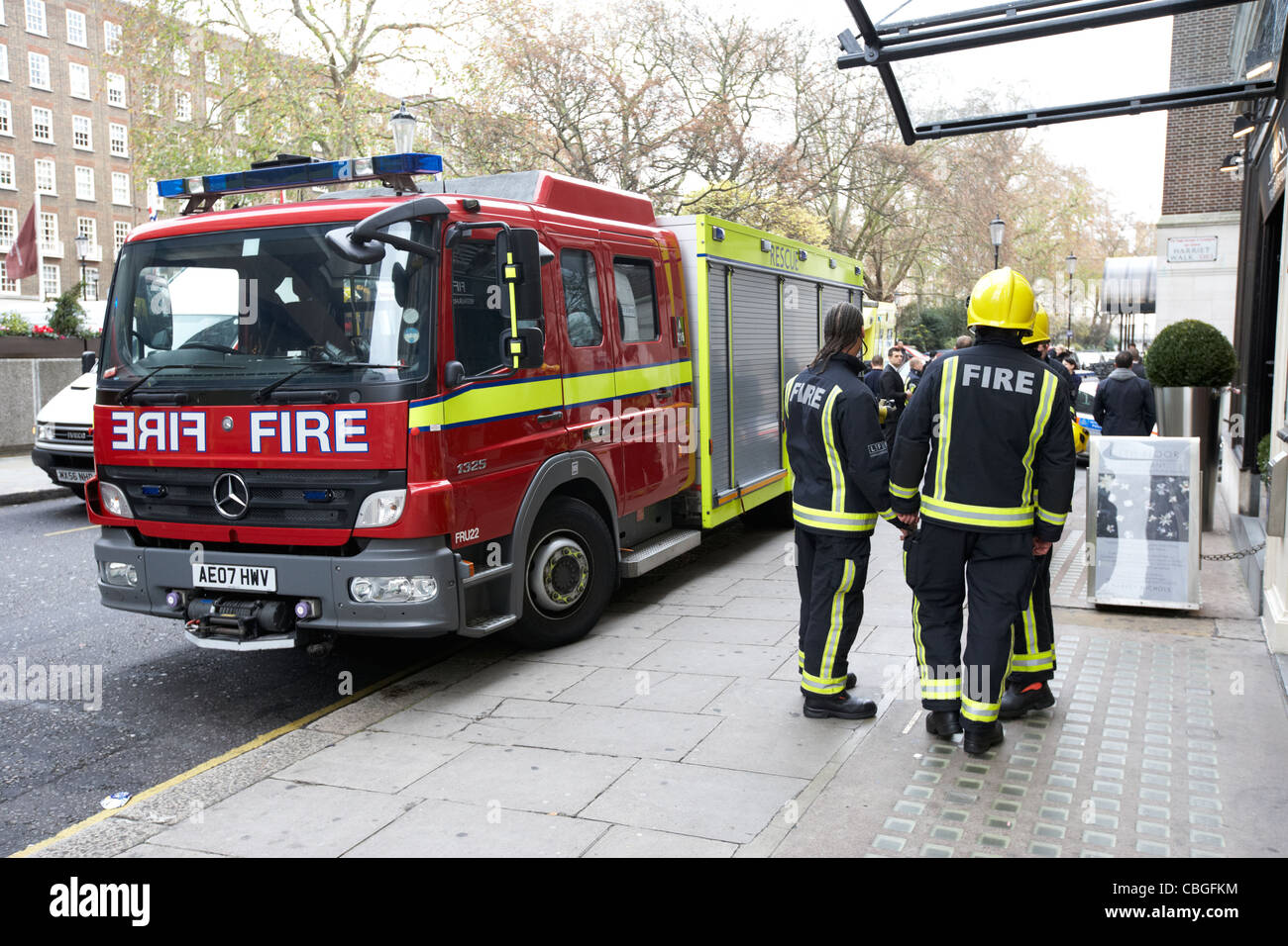 London Feuerwehr Fru Fahrzeug- und Feuerwehrleute an drei leichte Callout England uk Großbritannien Stockfoto