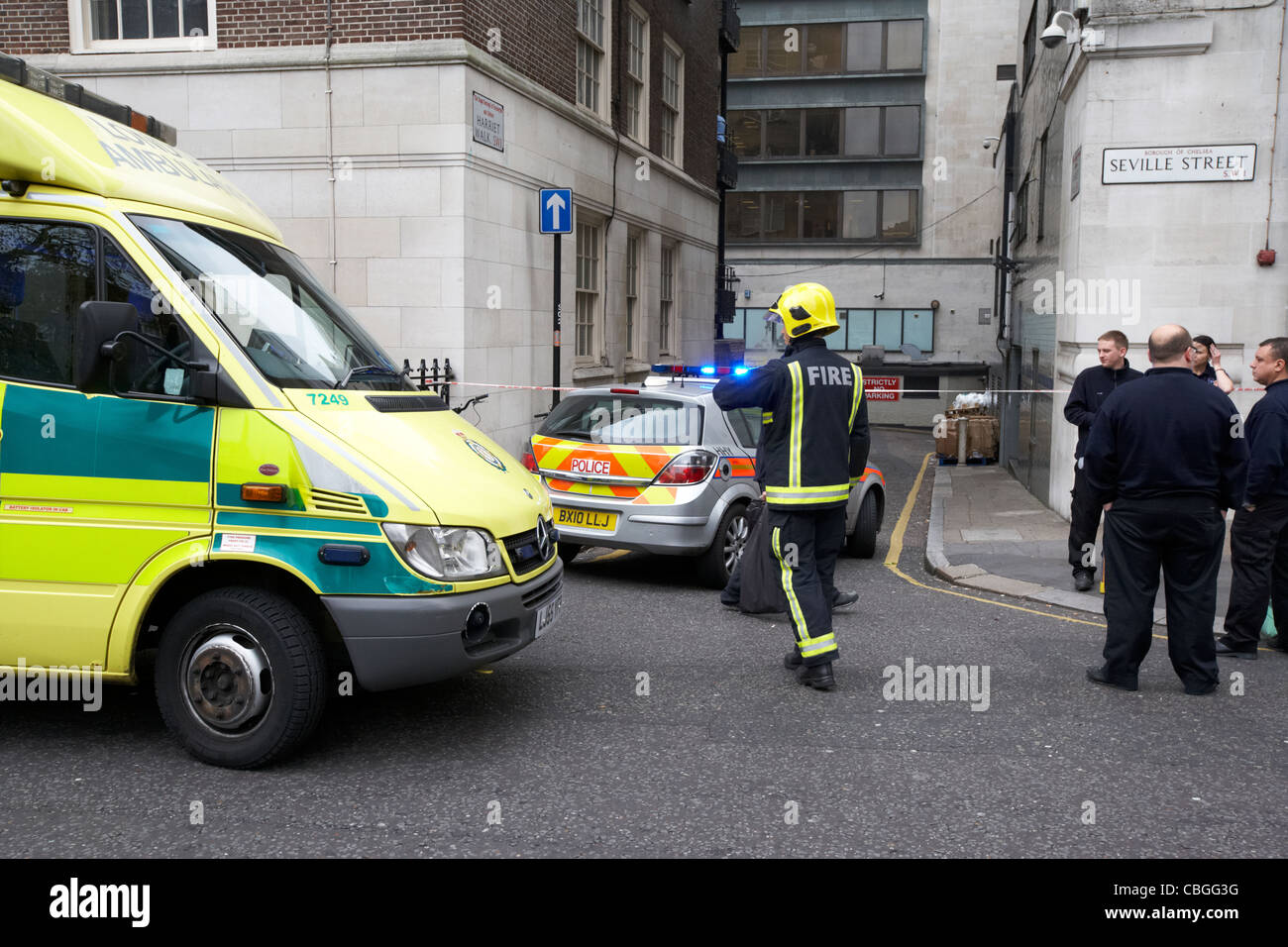 Feuerwehrmann London Ambulance Service und Fahrzeug Metropolitanpolizei in drei leichten Vorfall England uk Großbritannien Stockfoto