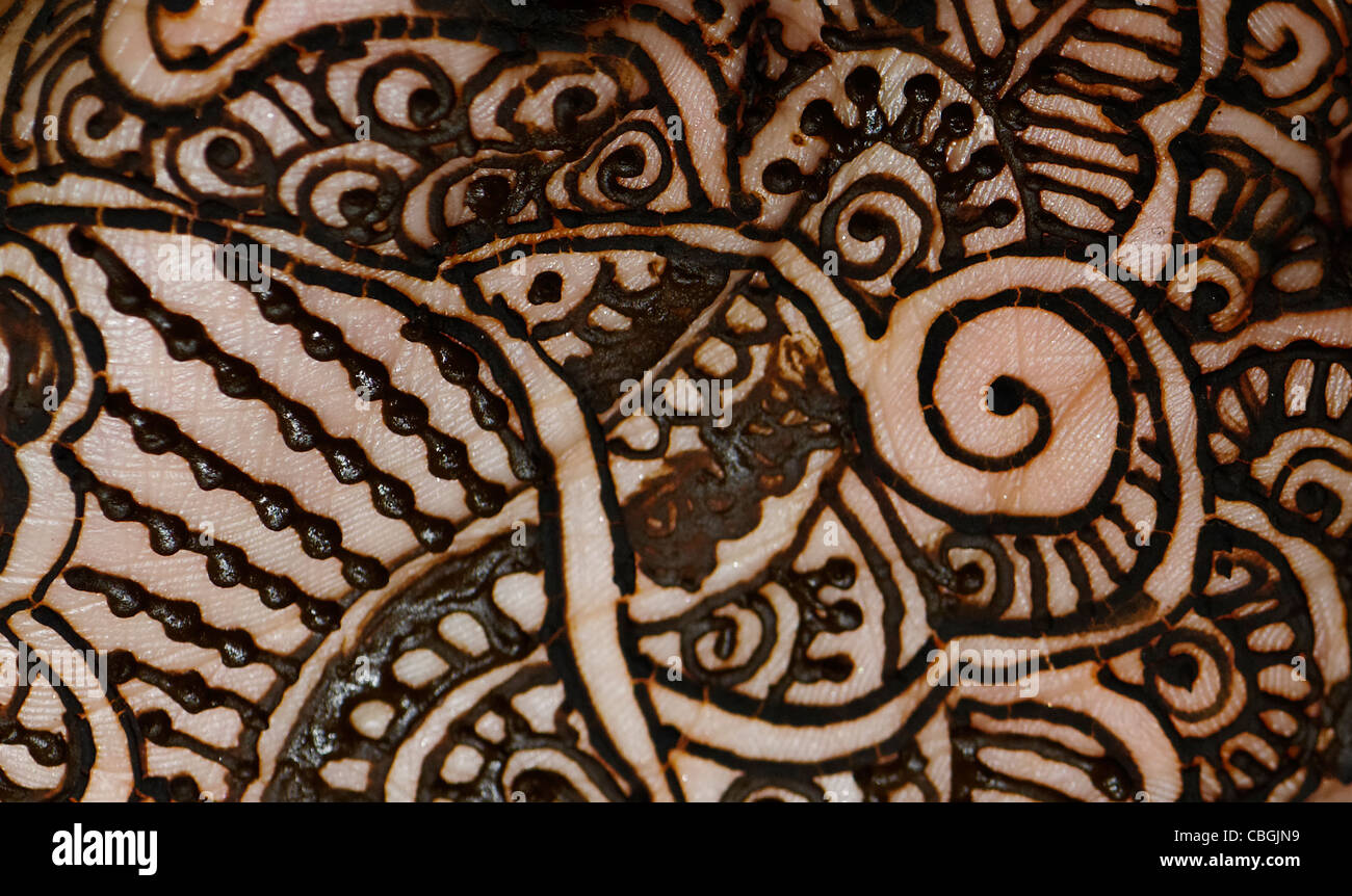 Nahaufnahme von einem Henna bemalte Muster auf den Fuß auf eine indische Braut Stockfoto