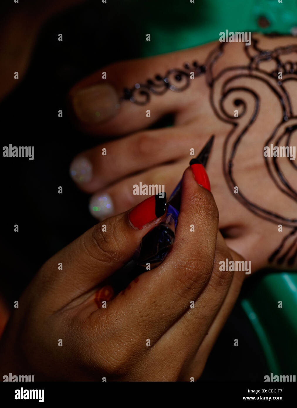 Nahaufnahme einer Frau die Hand eine indische Braut mit einem Stift das Henna Muster zuweisen Stockfoto
