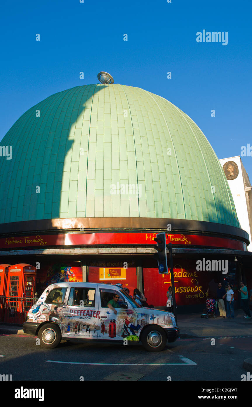 Taxi vor der Madame Tussaud's wax Kabinett Marylebone London England UK Mitteleuropa Stockfoto