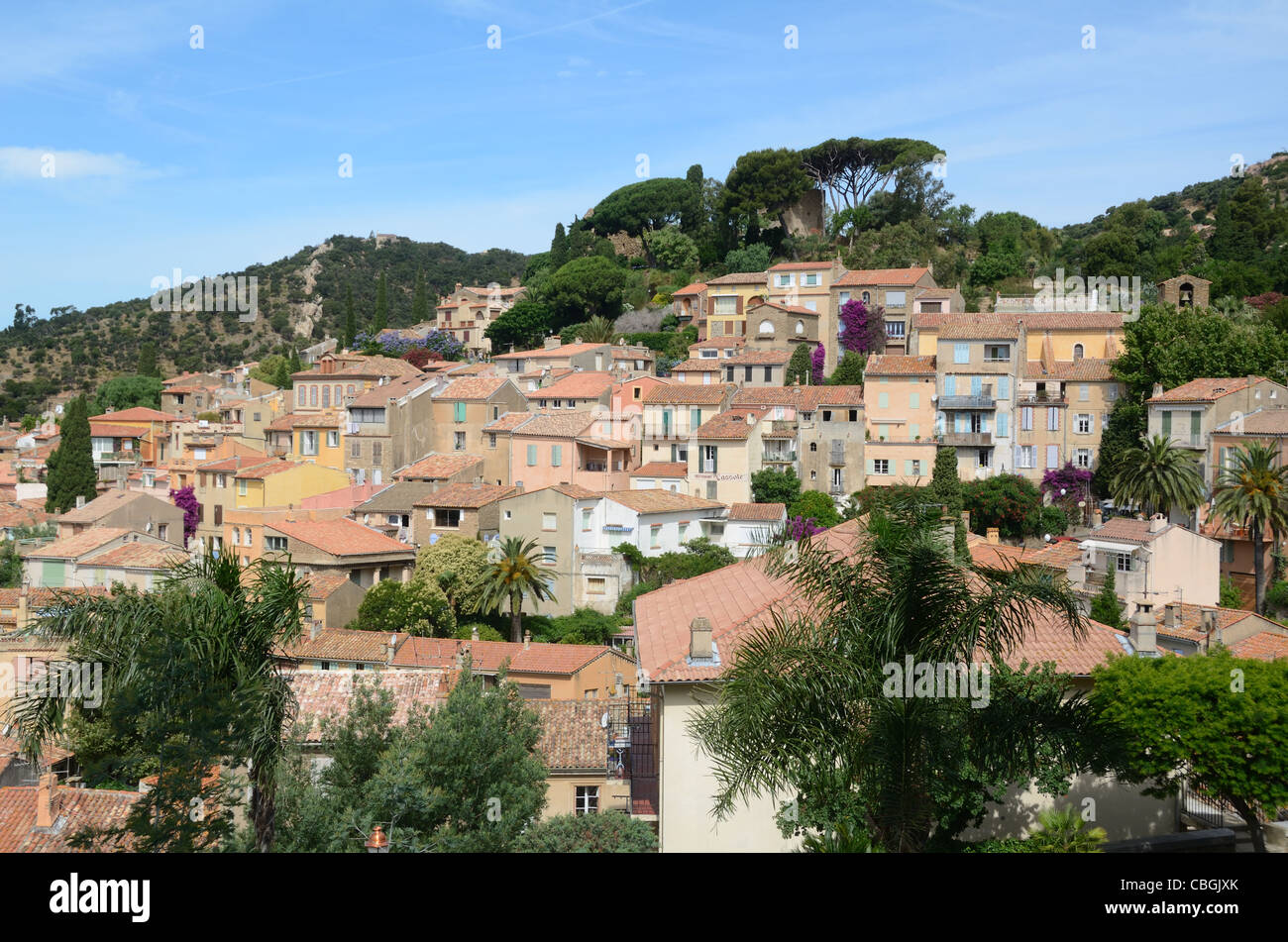 Panoramablick über das historische Viertel oder das alte Dorf von Bormes-les-Mimosas Var Provence Frankreich Stockfoto