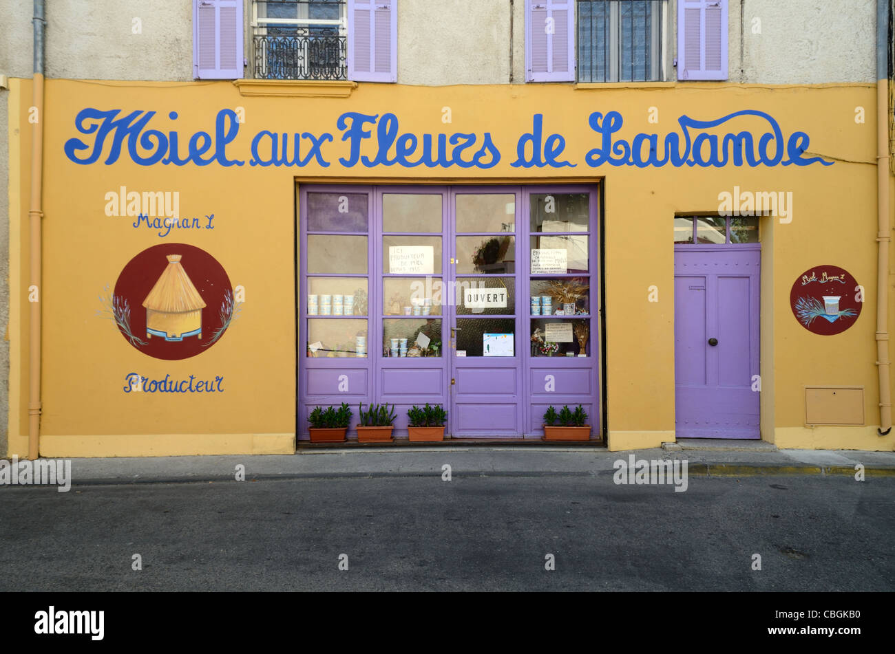 Bunte Lila & Gelb Shop Front, Geschenkladen, Souvenir Shop oder Shop Verkauf Lavendel Honig Valensole Alpes-de-Haute-Provence Frankreich Stockfoto