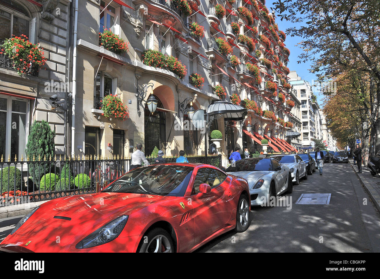 Luxus-Autos vor der Plaza Athenée Hotel Avenue Montaigne Paris Frankreich Stockfoto