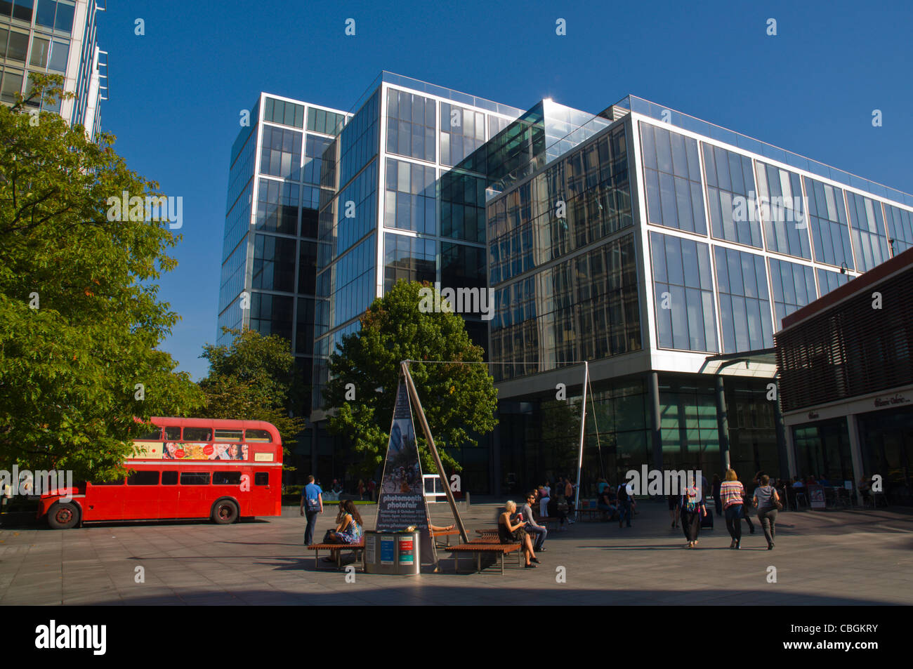 Ein Bishops Square Brushfield Straße der Stadt das Finanzviertel London England UK Europe Stockfoto