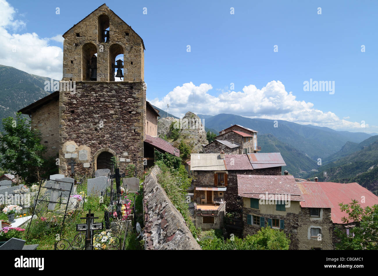 Blick über die Kirche Saint-Laurent, Dächer und Dorf Roure, Tinée-Tal, Alpes-Maritimes Frankreich Stockfoto