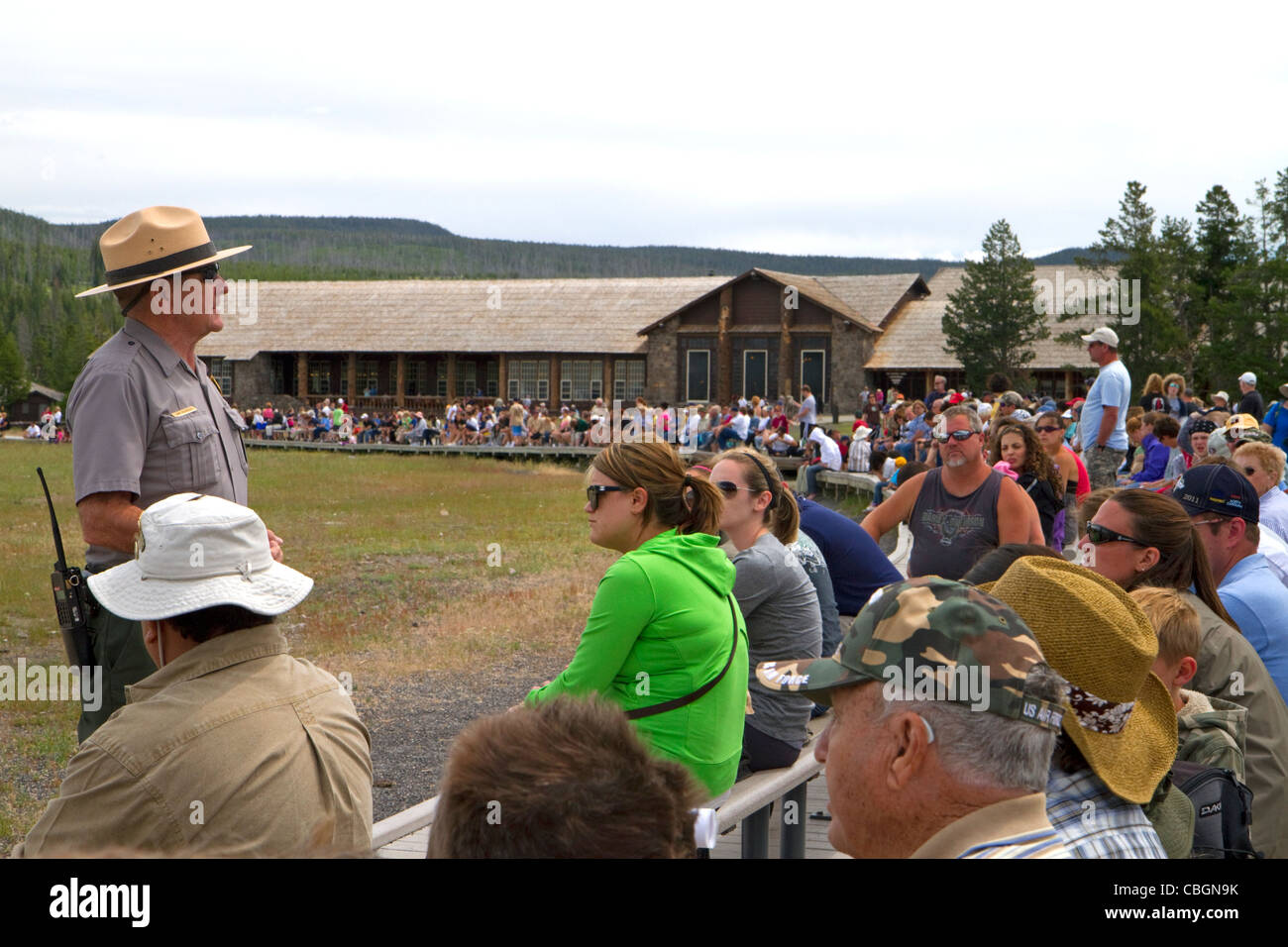 Parkranger, eine Tour Gruppeninformationen über Old Faithful Geysir im Yellowstone-Nationalpark, Wyoming, USA. Stockfoto