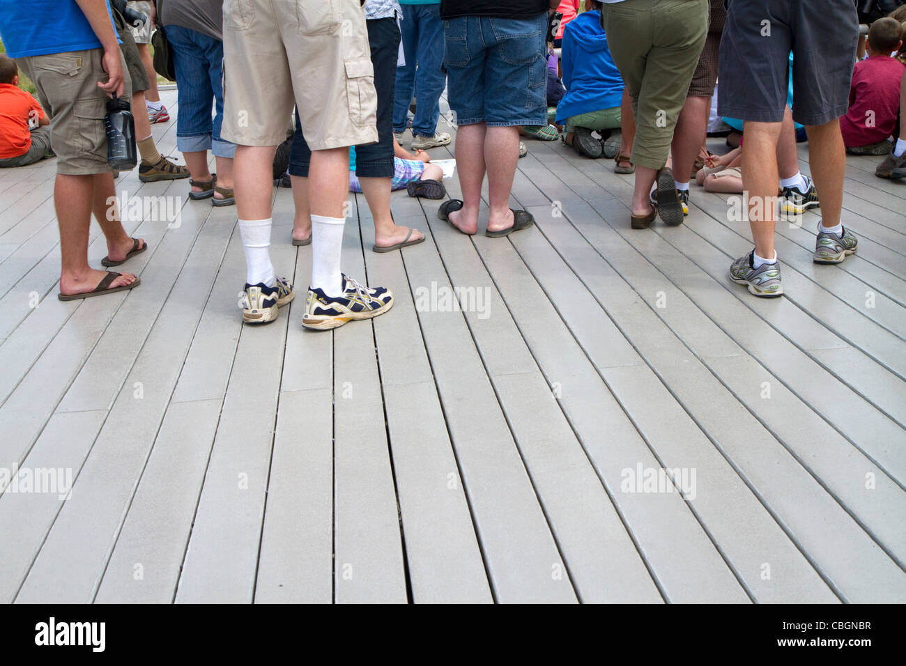 Deck Holz hergestellt aus recyceltem Kunststoff am Old Faithful Bildfläche in Yellowstone-Nationalpark, Wyoming, USA. Stockfoto