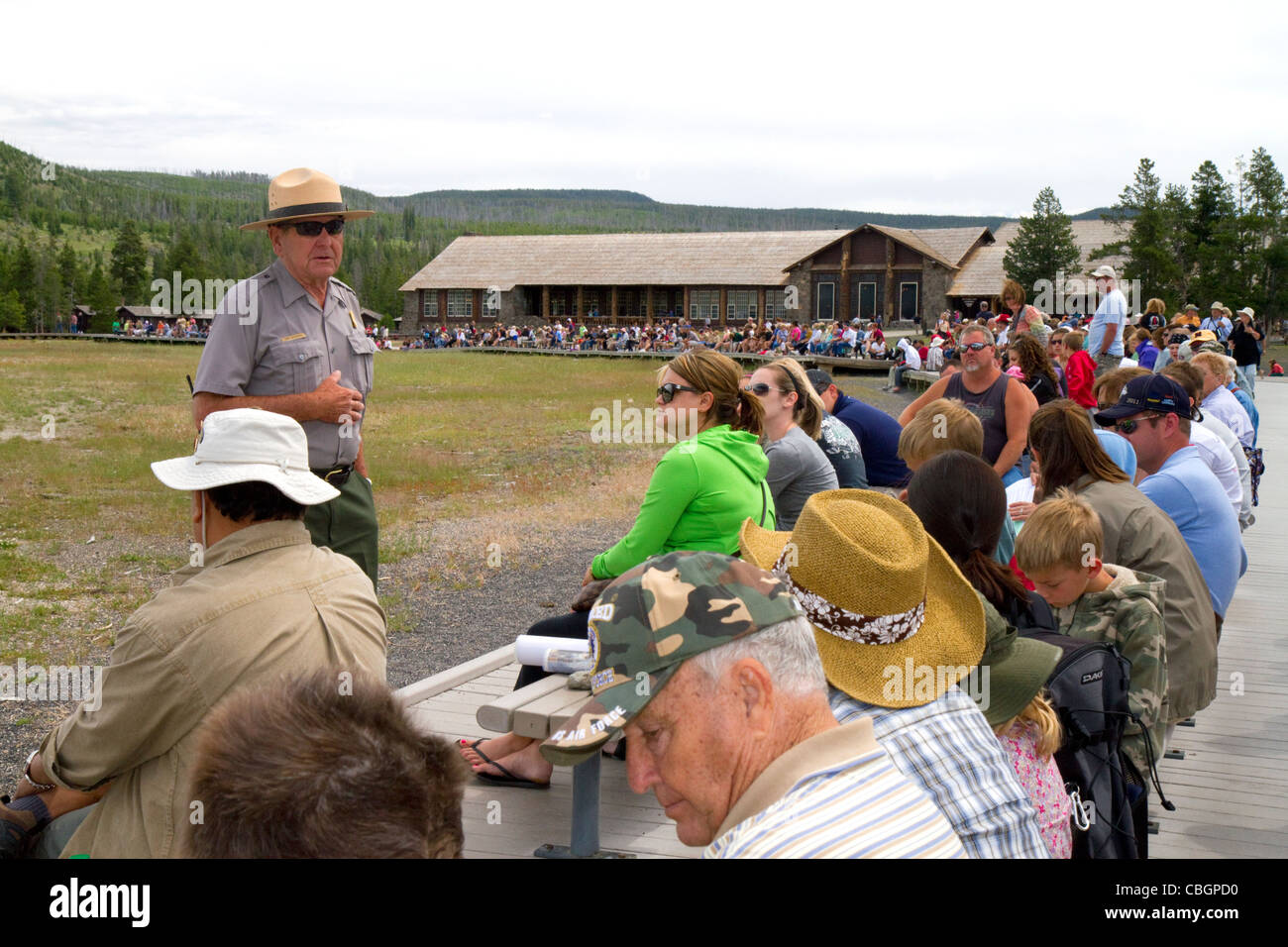 Parkranger, eine Tour Gruppeninformationen über Old Faithful Geysir im Yellowstone-Nationalpark, Wyoming, USA. Stockfoto