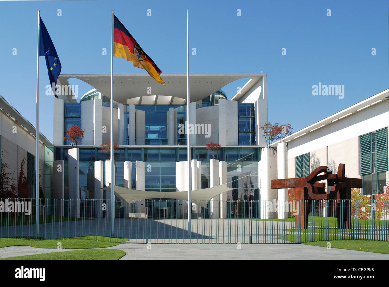 Bundeskanzleramt in Berlin mit der Stahlskulptur des baskischen Bildhauers Eduardo Chillida. Stockfoto