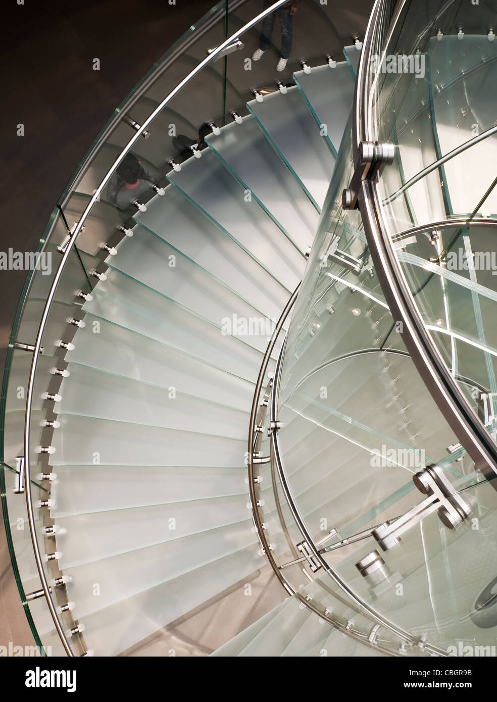 Abstrakte Sicht auf eine spiralförmige Treppe von oben Stockfoto