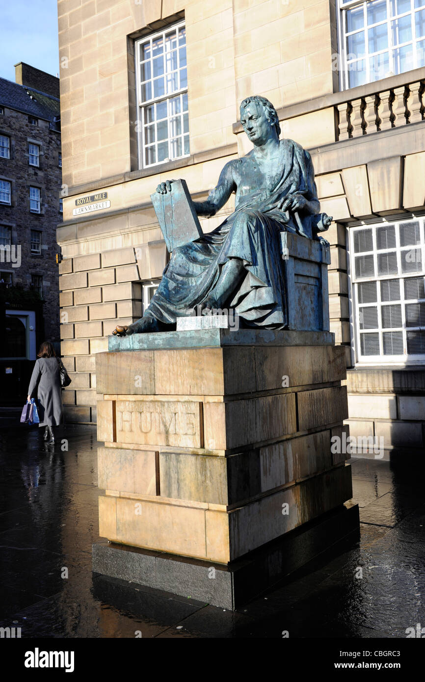 David Hume-Statue, durchgeführt vom Bildhauer Sandy Stoddart Royal Mile, Edinburgh, Schottland. Stockfoto