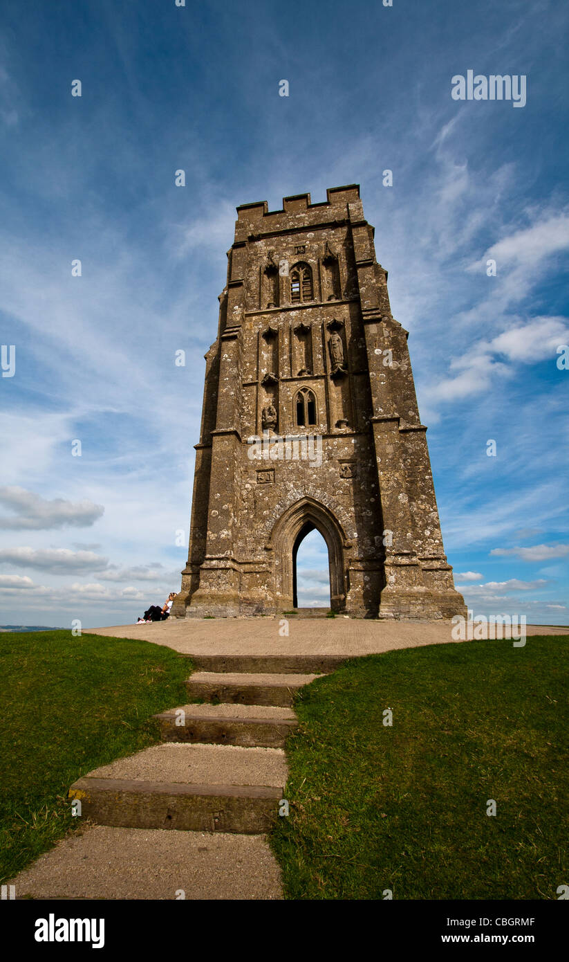 St Michaels Turm im Vordergrund des Glastonbury Tor, Stockfoto