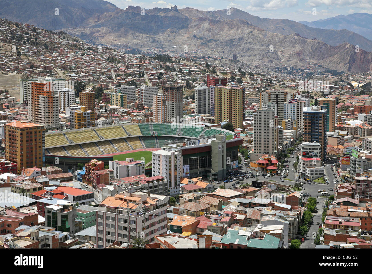 Blick auf die Wolkenkratzer und Wohnungen in der Stadt La Paz und das Stadion Estadio Hernando Siles, Bolivien Stockfoto