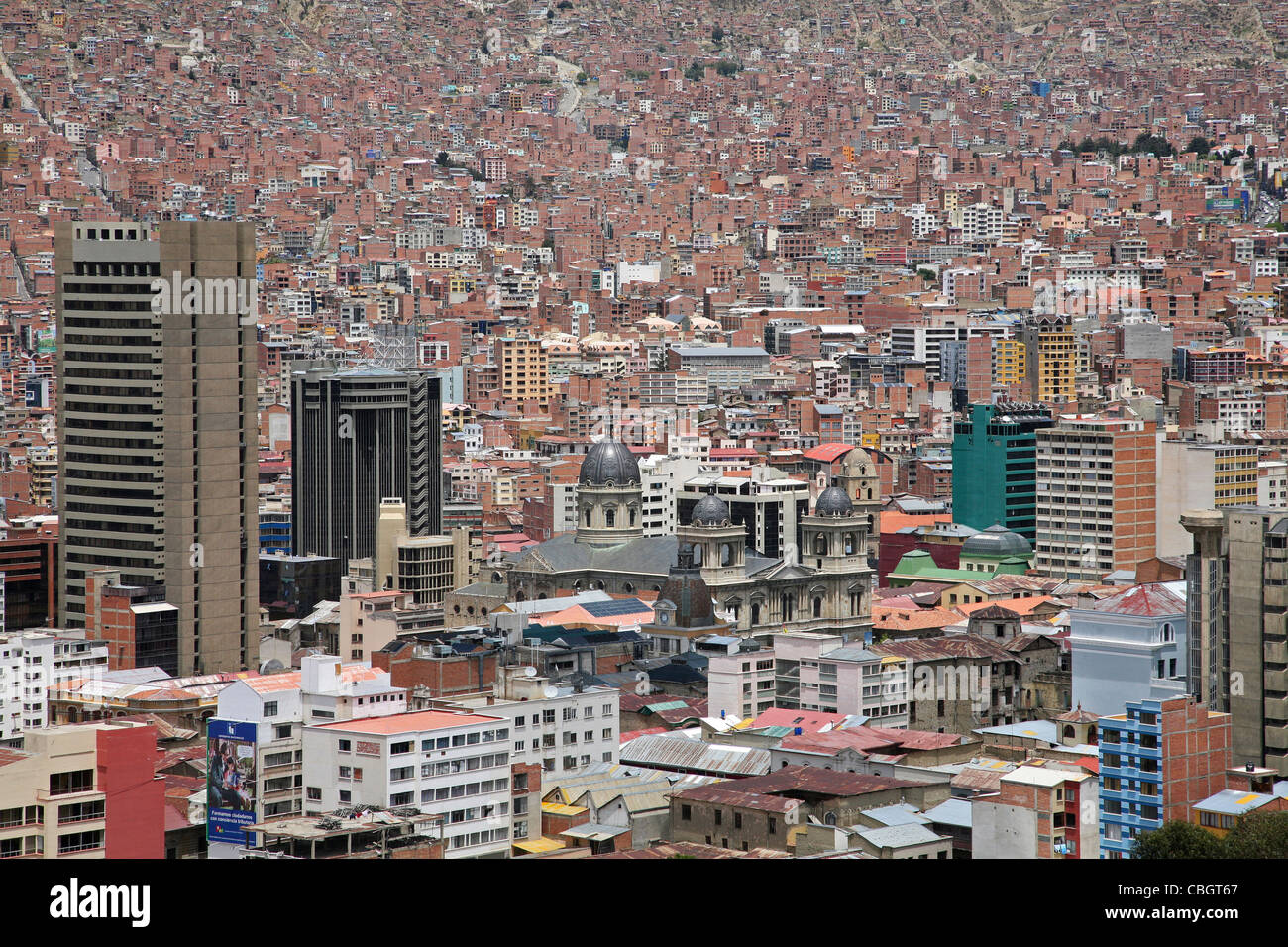 Blick auf die Wolkenkratzer und Wohnungen in der Stadt La Paz und der San Francisco Kathedrale, Bolivien Stockfoto