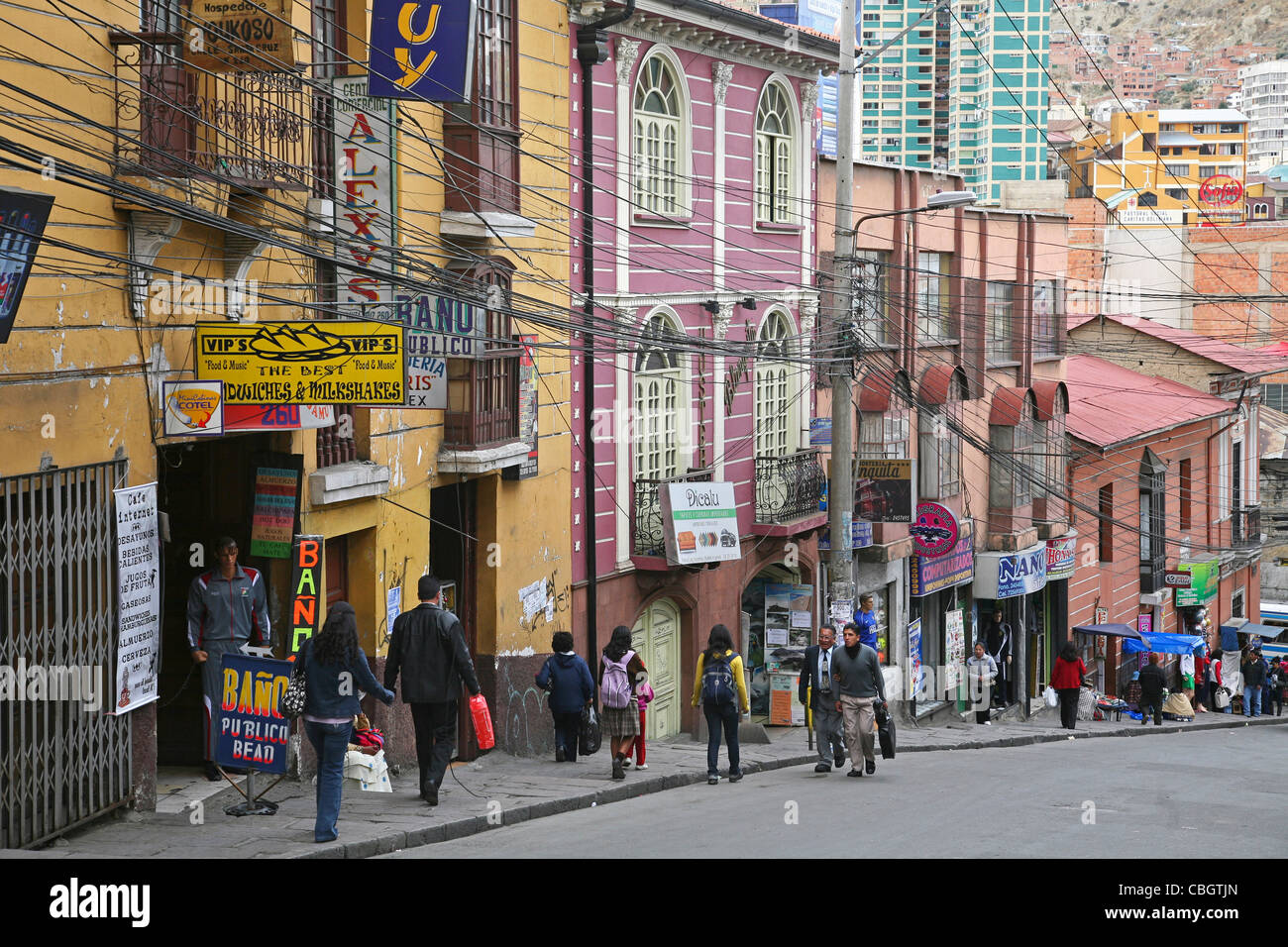 Fußgänger in der steilen Straße mit Geschäften in La Paz, Bolivien Stockfoto