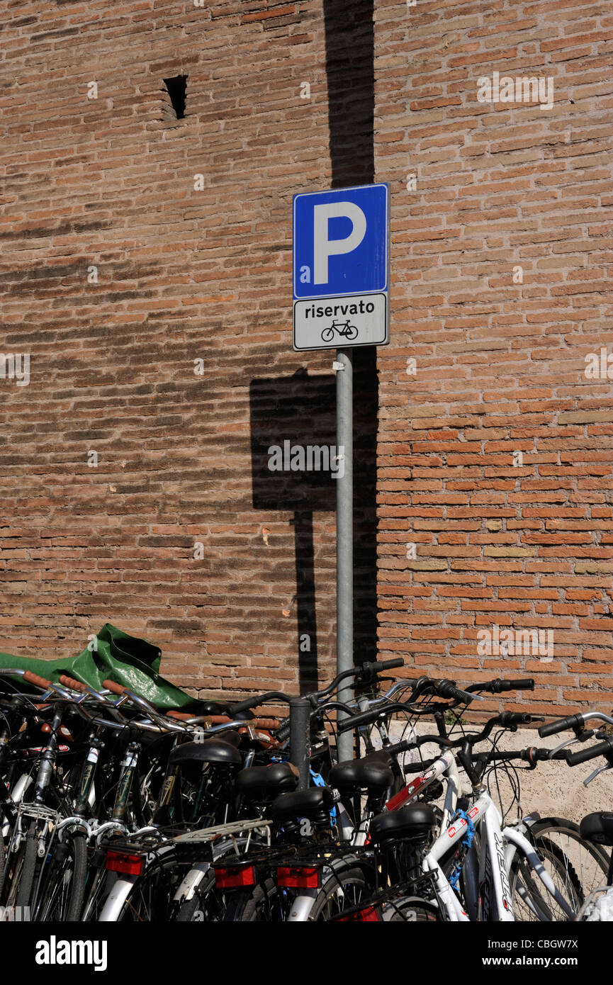 Italien, Rom, historisches Stadtzentrum, Fahrradparkplatz Stockfoto