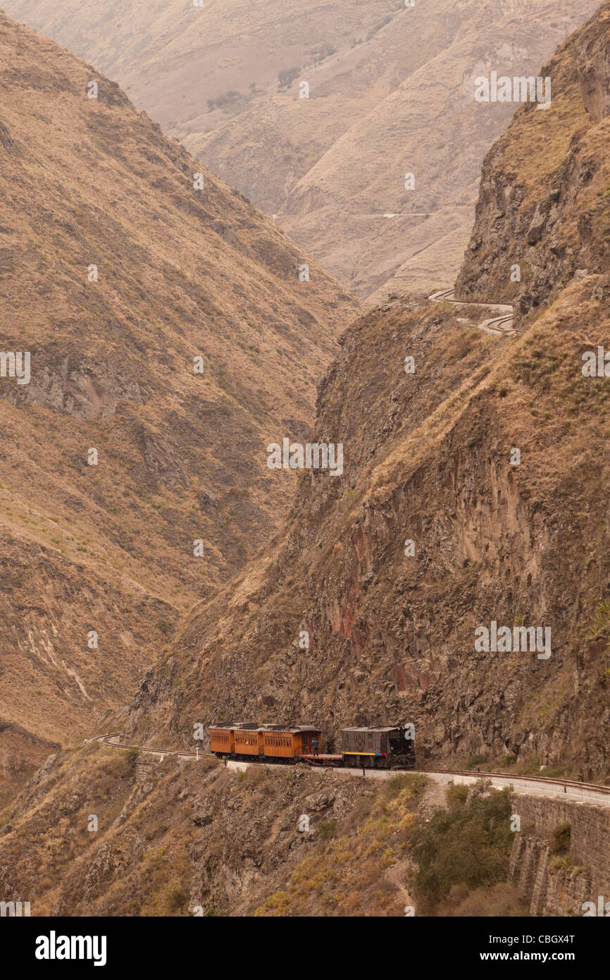 Zug gab, auf Teufel Nase sehr wichtige Touristenattraktion in der Ecuadorianischen Anden beachten Sie die Differenz zwischen der unteren und oberen Route Stockfoto