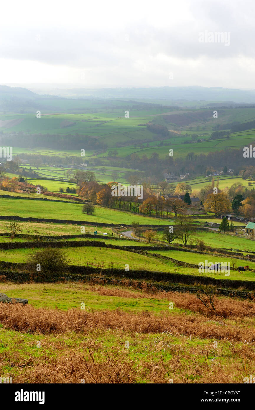 Herbstsonne auf Derbyshire Landschaft Baslow Rand England uk Stockfoto