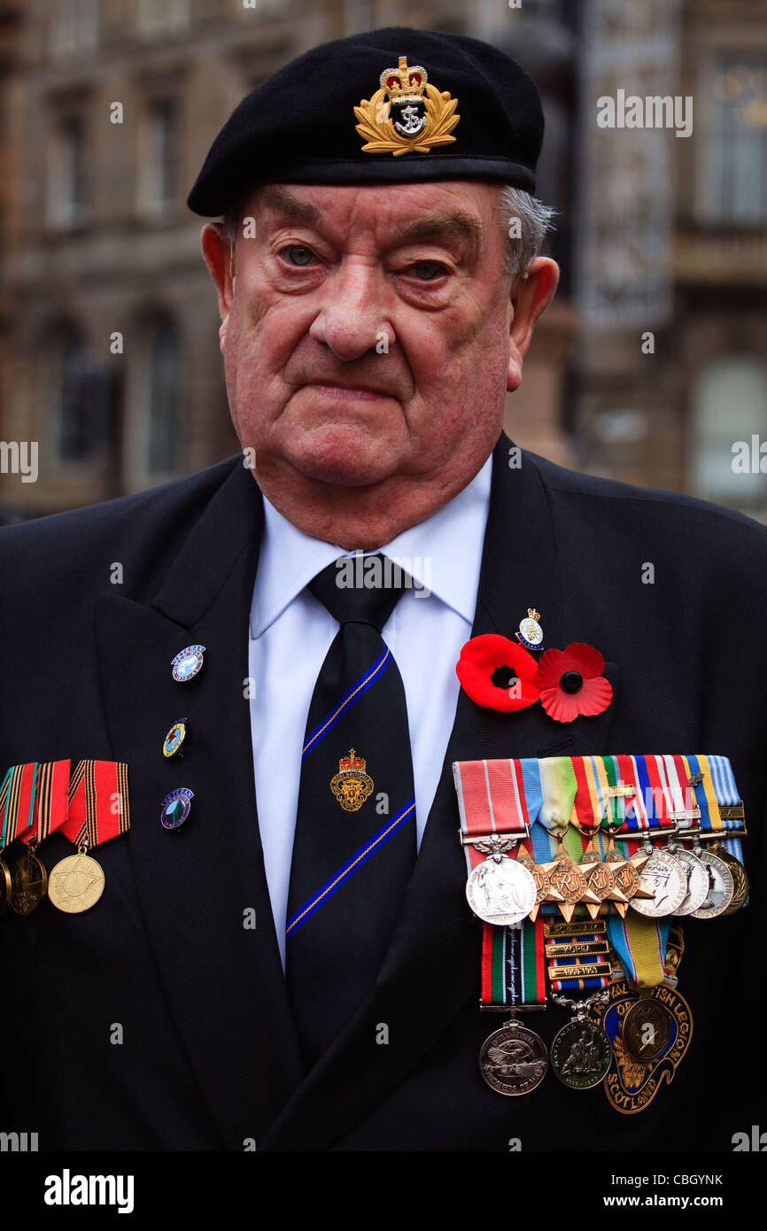 Kriegsveteran trägt seinen Krieg Medaillen am Remembrance Day Parade, George Square, Glasgow, Scotland, UK Stockfoto