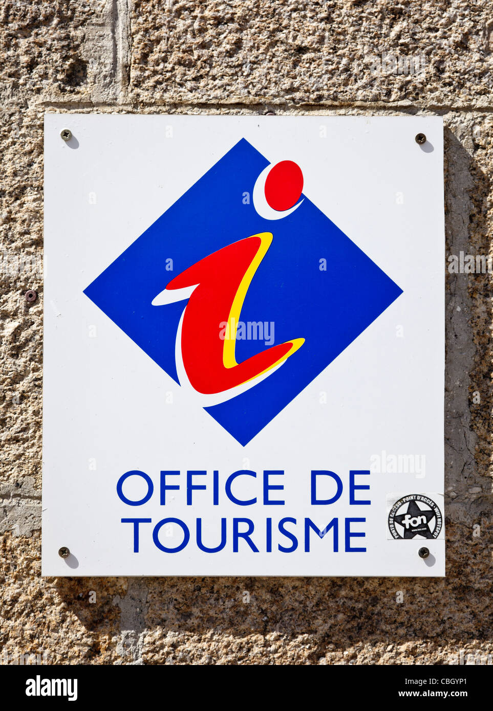 Schuss von Plexiglas Zeichen für Office de Tourisme, Fremdenverkehrsamt in Frankreich hautnah Stockfoto