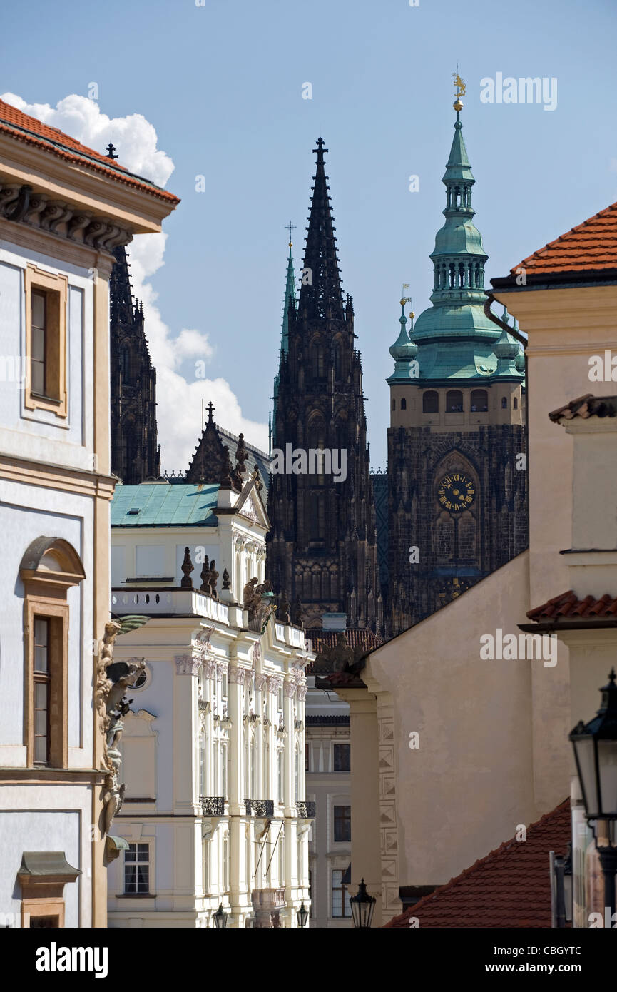 Hradschin-Platz w Palast des Erzbischofs und St. Vitus Kathedrale Stockfoto