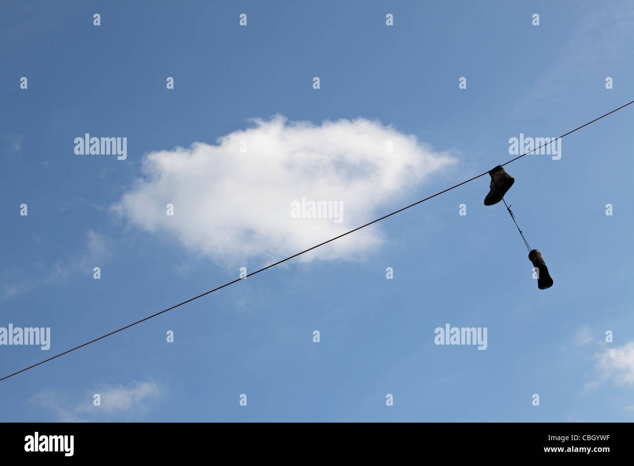 Shoefiti - Trainer, Turnschuhe, baumelte Freileitungen, Greenpoint, Brooklyn, NY, USA Stockfoto