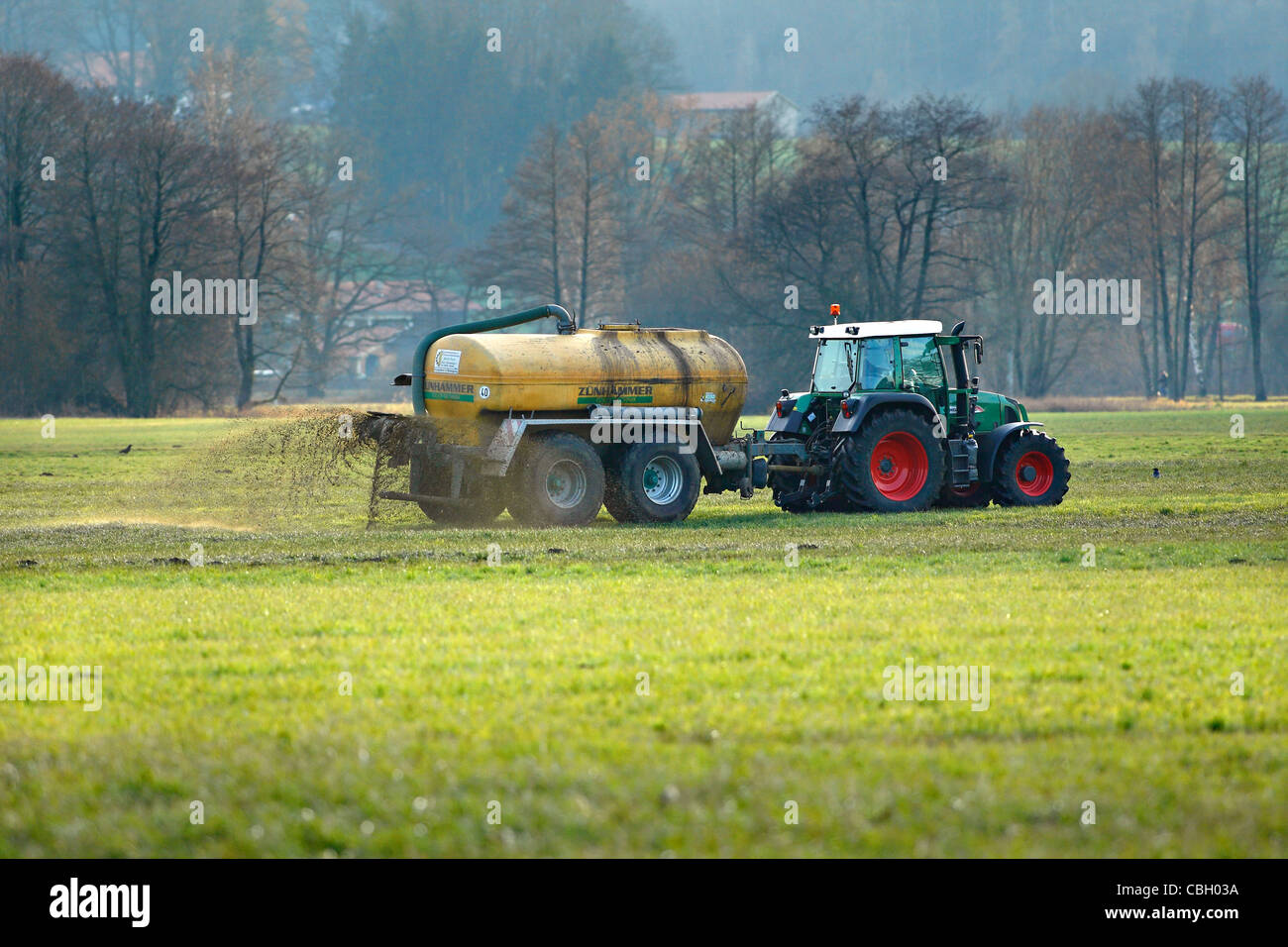 Kuh-Gülle besprüht auf Feld, obere Bayern Chiemgau Stockfoto