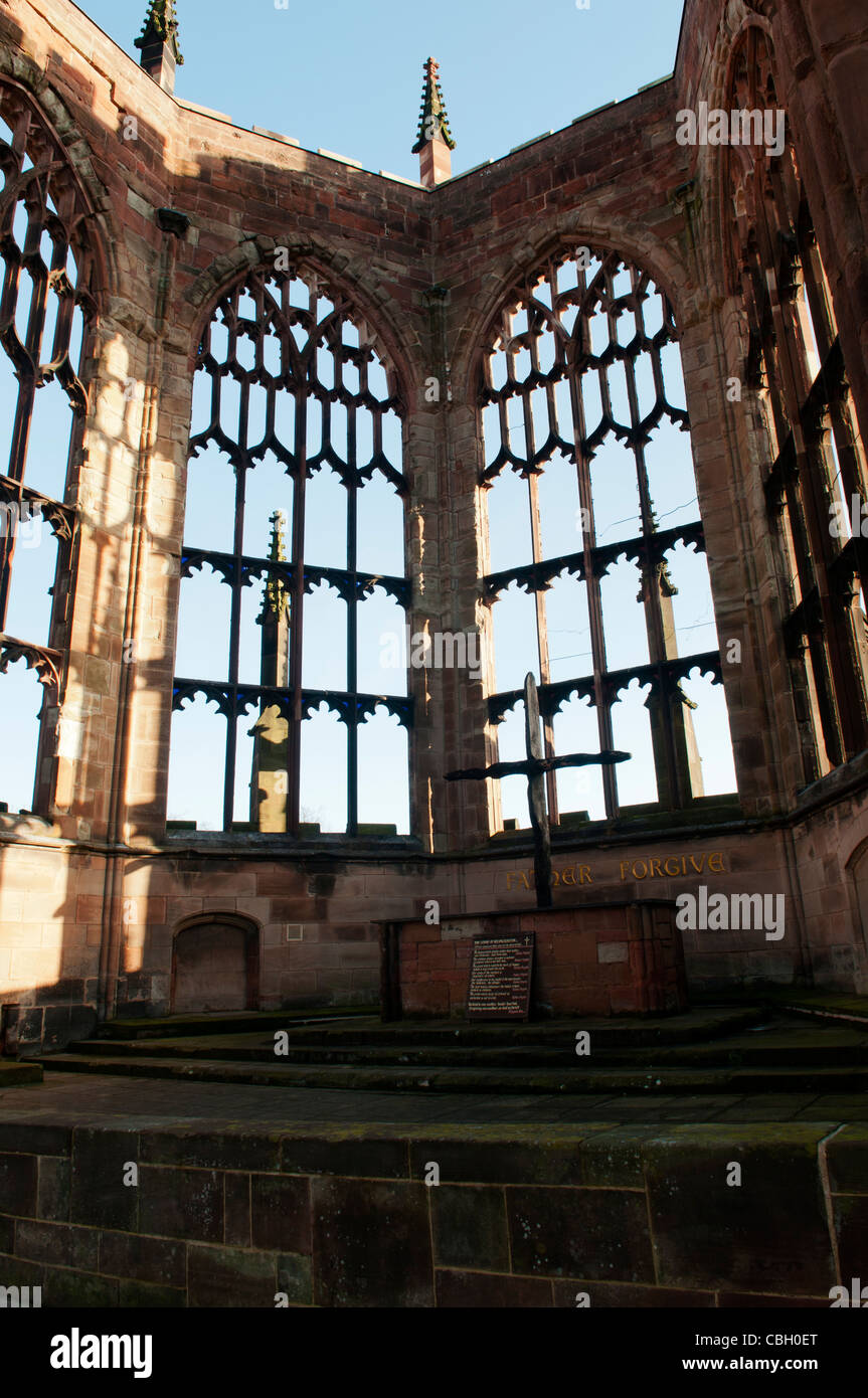 Die verkohlten Kreuz auf dem Altar an der alten Kathedrale Coventry-Ruinen Stockfoto