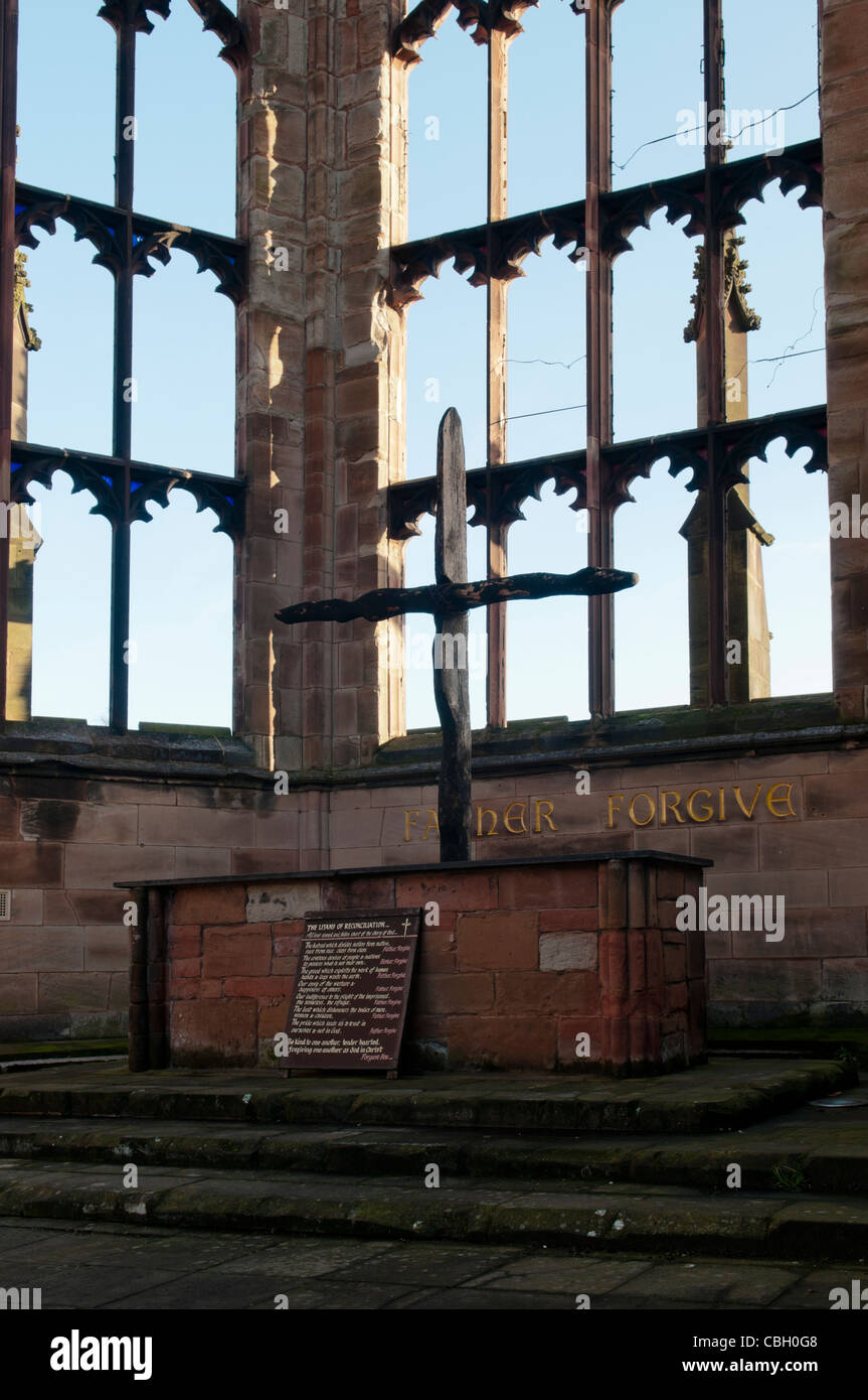Die verkohlten Kreuz auf dem Altar an der alten Kathedrale Coventry-Ruinen Stockfoto