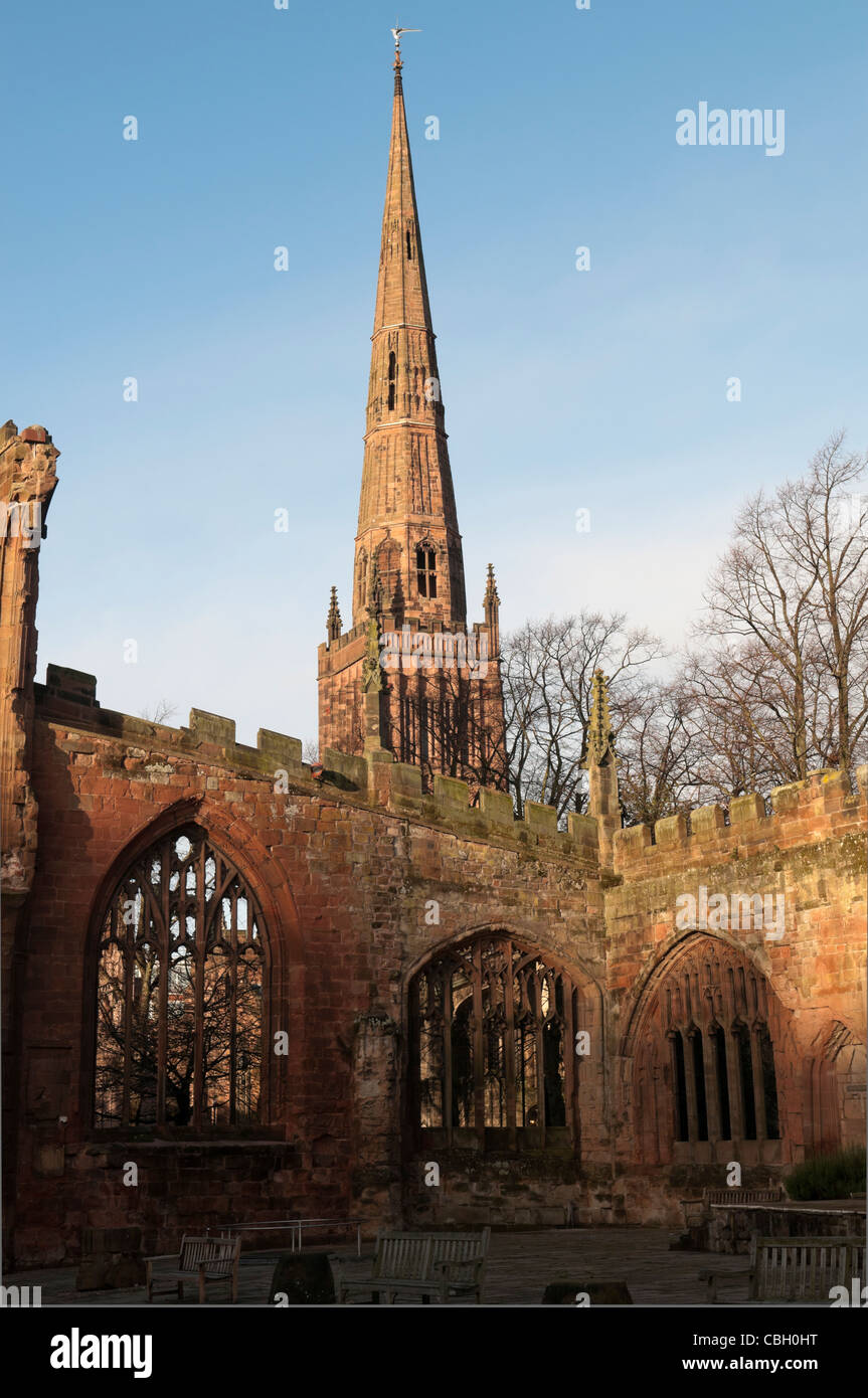 Holy Trinity Church Spire Coventry aus den Ruinen der alten Kathedrale von Coventry Stockfoto