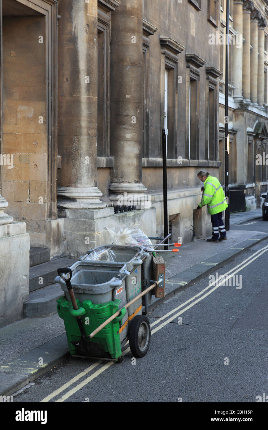 Straßenreiniger und Wagen in der Stadt Bath, England, Großbritannien Stockfoto