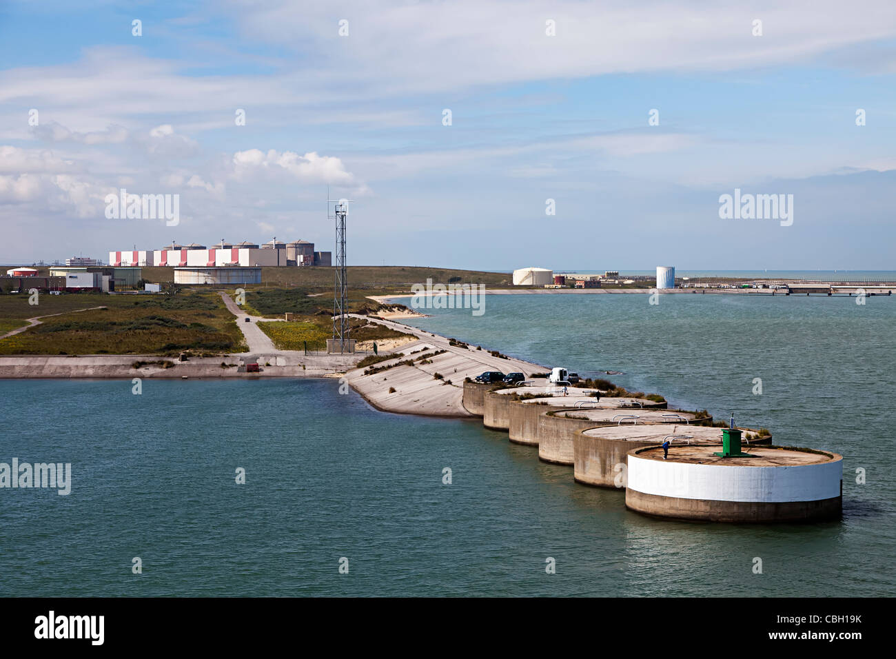 Gewerbeflächen und Kraftwerk am Eingang zum Hafen von Dünkirchen Frankreich Stockfoto