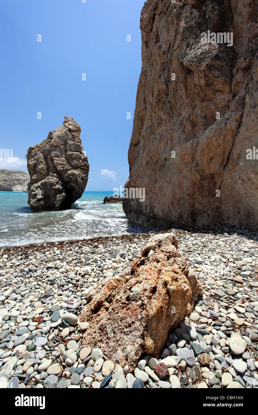 Felsen und Meer Küste Landschaft. Petra Tou Romiou (in der Nähe von Paphos), Geburtsort der Aphrodite. Zypern. Stockfoto
