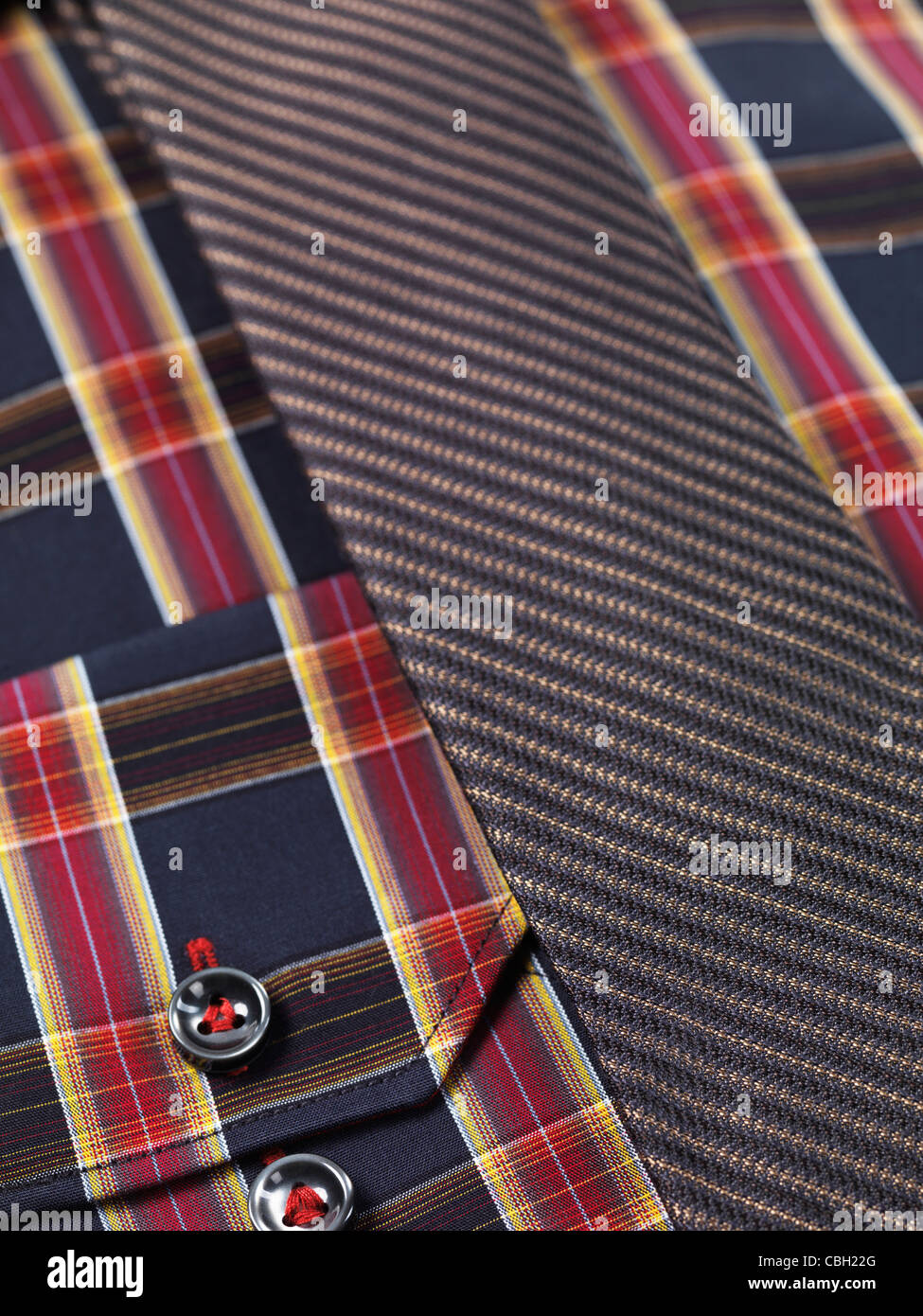 Nahaufnahme von einer Tartan-Muster-Herrenshirt mit einer schmalen Krawatte Stockfoto