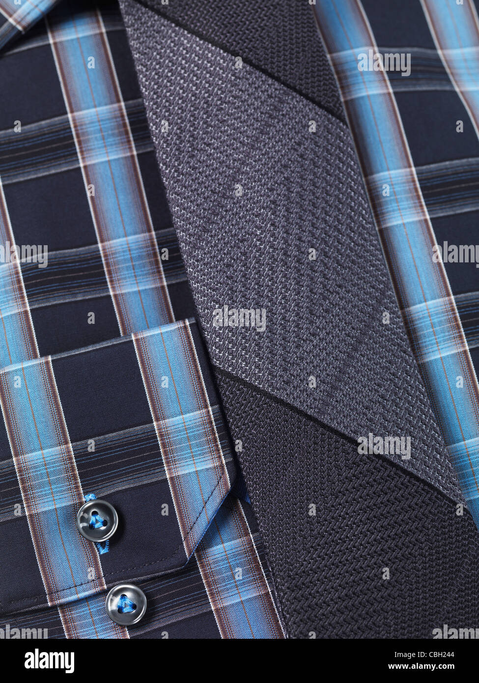 Nahaufnahme von einer blauen Tartan Kragen Herrenshirt mit einer schmalen Krawatte Stockfoto