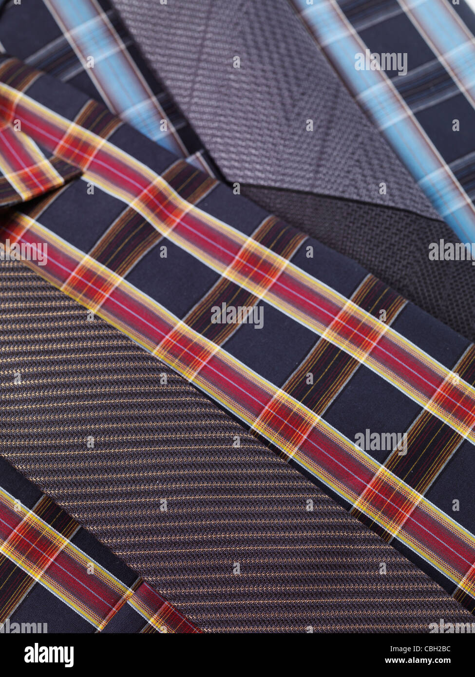 Nahaufnahme von roten und blauen Tartan Mens collared Hemden mit schmalen Krawatten Stockfoto