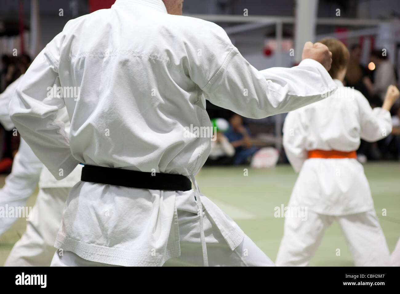 Karatetraining, Kata mit Punch durchgeführt in Gruppe Stockfoto