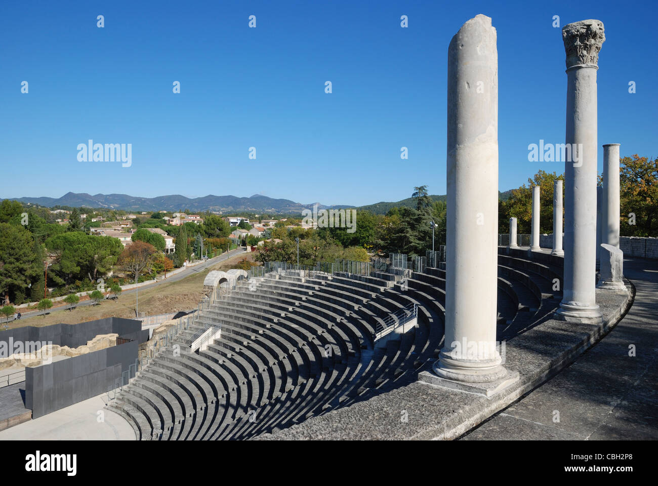 Das Amphitheater in der römischen archäologischen Stätte von Puymin in Vaison-la-Romaine, Vaucluse, Provence, Frankreich. Stockfoto