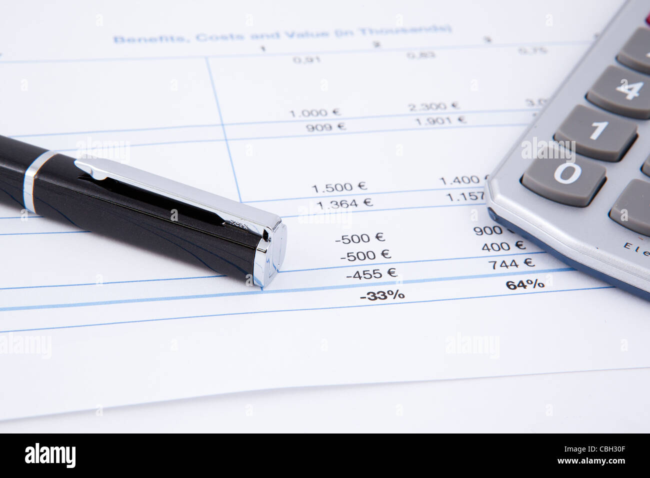 eine Bilanz zeigt negative betriebswirtschaftliche Kennzahlen Stockfoto