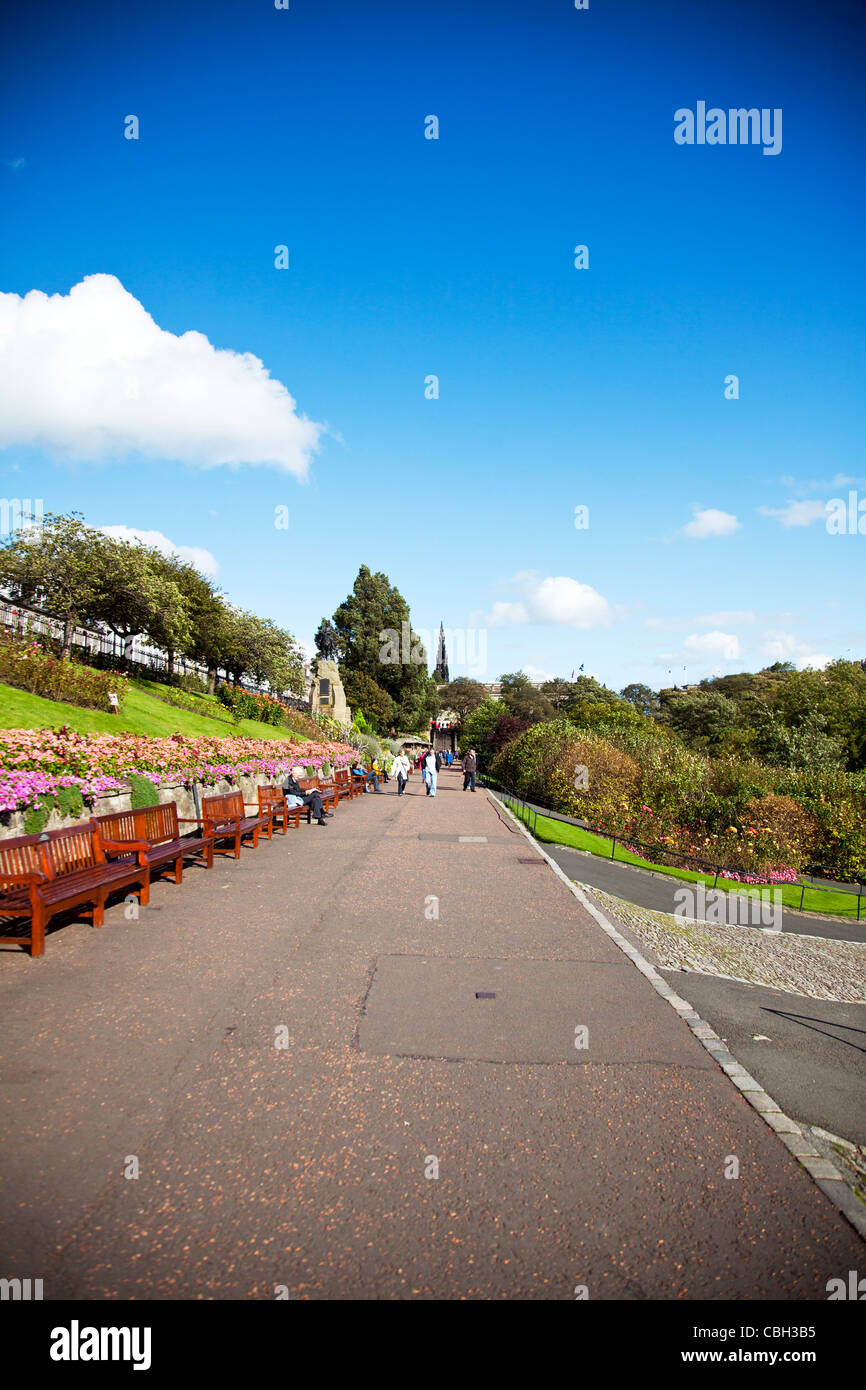 Pfad zur Princes Street Gardens, Edinburgh, Schottland, mit Blick auf das Scott Monument Stockfoto