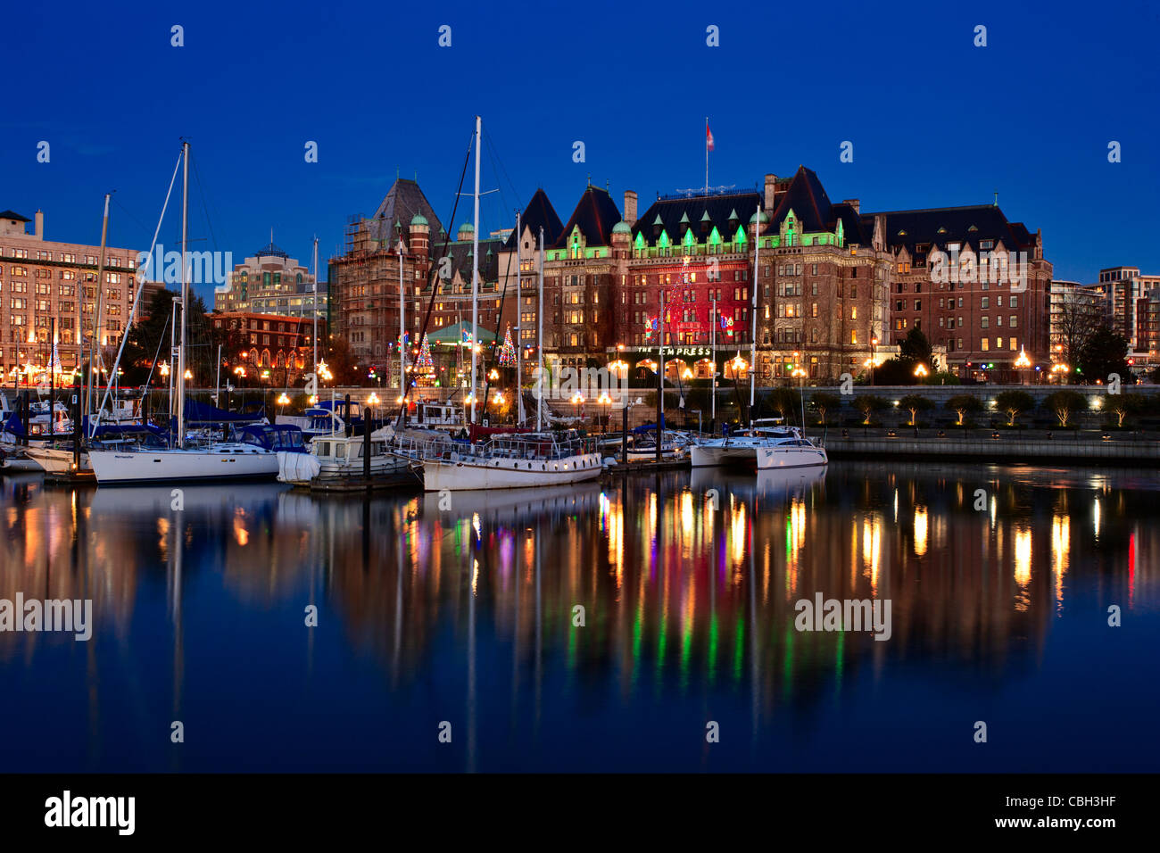 Fairmont Empress Hotel beleuchtet mit Weihnachtsbeleuchtung-Victoria, British Columbia, Kanada. Stockfoto