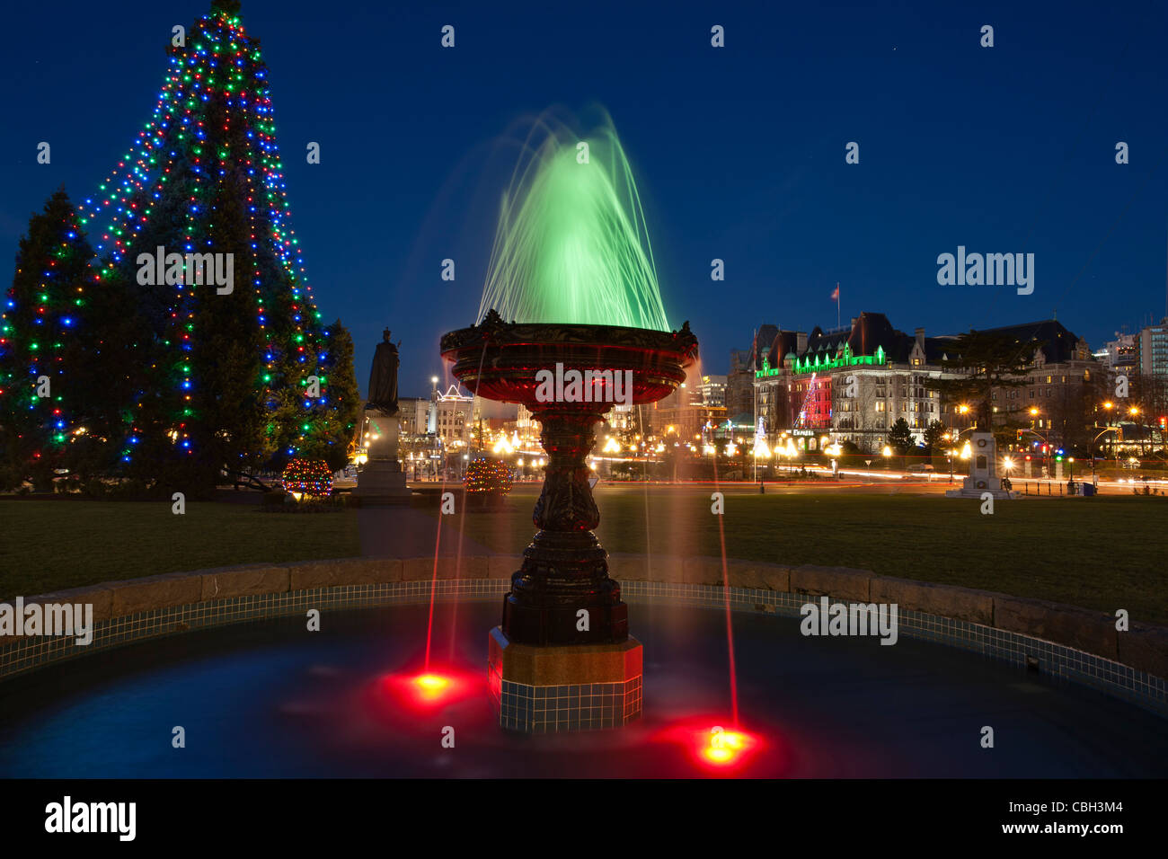 Legislative Brunnen und Fairmont Empress Hotel beleuchtet mit Weihnachtsbeleuchtung-Victoria, British Columbia, Kanada. Stockfoto