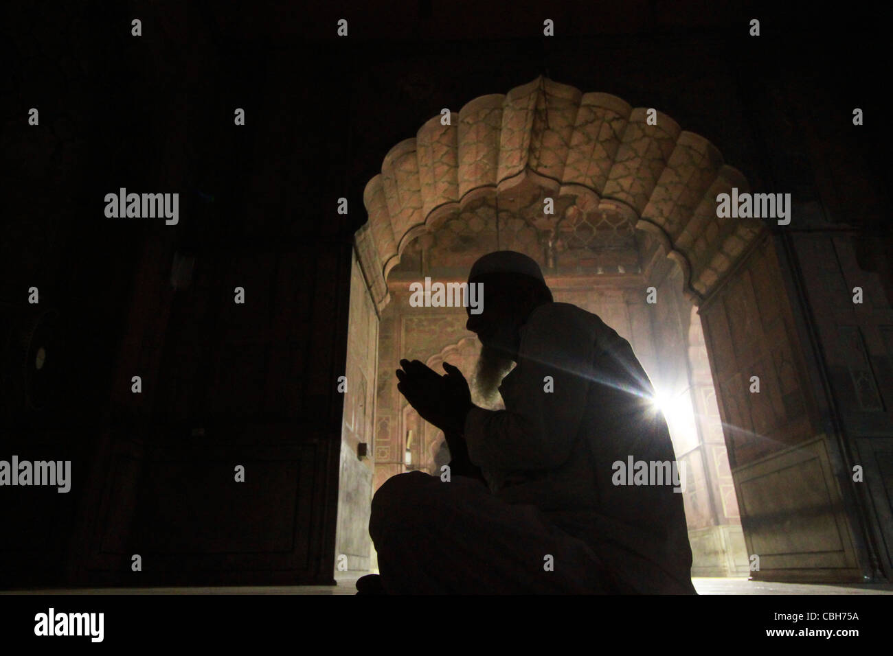 Ein Mann bietet Morgengebet Fazar, in einem 350 Jahre alten Jama Masjid von Mughal Kaiser Shahjahan gebaut Stockfoto