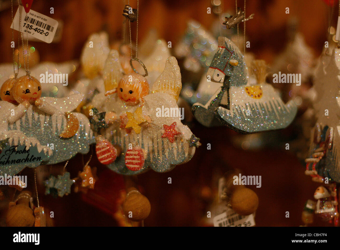 Verschiedene Weihnachtsbaum-Ornamente zum Verkauf auf dem Weihnachtsmarkt in Leipzig, Deutschland. Stockfoto