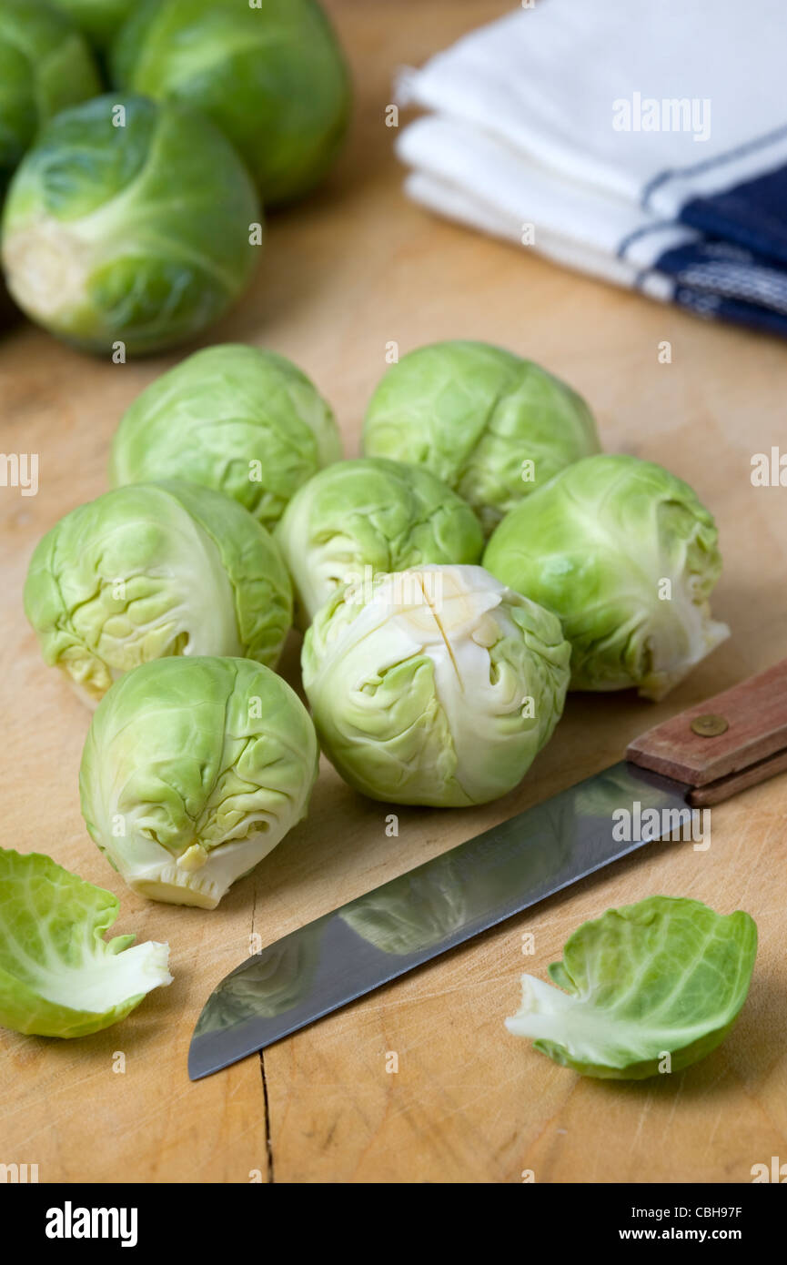 Peeling und scoring Brussel sprouts bereit zum Kochen Stockfoto