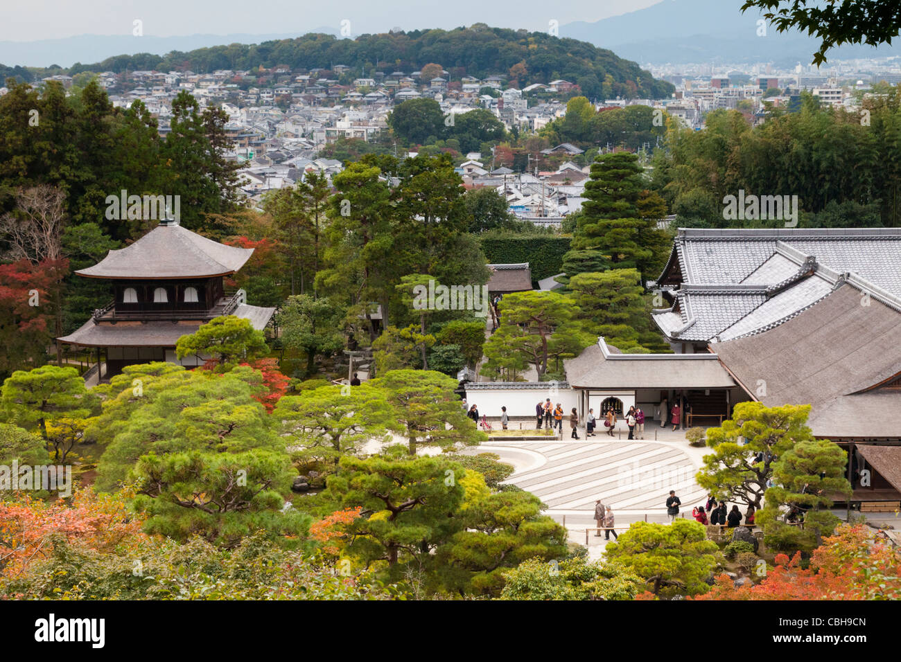 Ginkaku-Ji Tempel und seine Gärten, Kyoto, Japan, fotografiert im November, ein beliebter Monat für Anzeigen Herbstfärbung in Japan. Stockfoto