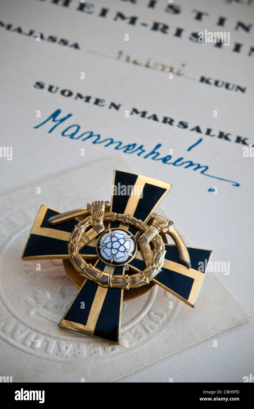 „Das Mannerheim-Kreuz“, finnische Militärmedaille und signiertes Zertifikat, verliehen für auffällige Gallanterie-Kämpfe der Sowjetunion während des Zweiten Weltkriegs 2 in Finnland Stockfoto